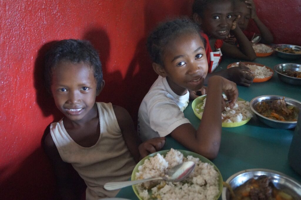 Dożywianie zagłodzonych dzieci w Mampikony (Madagaskar)