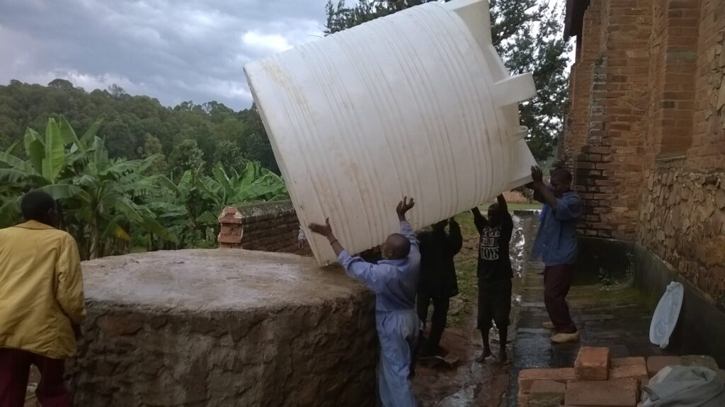 Instalacja dwóch cystern dla ludności w Gatarze (Burundi)