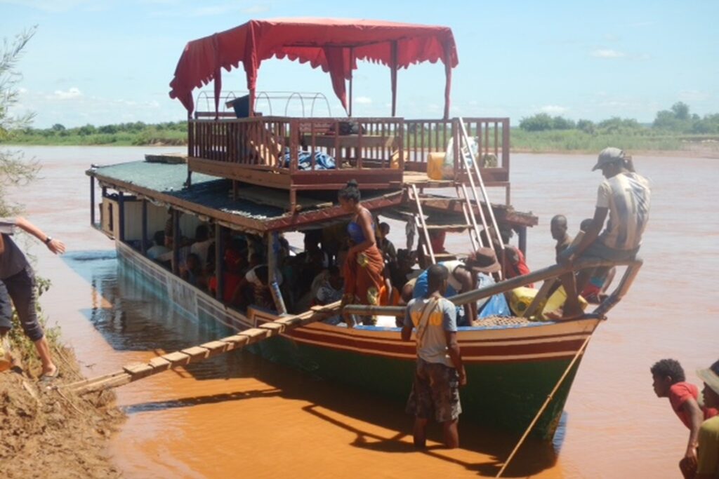 Remont łodzi i nowe sale lekcyjne dla Berevo (Madagaskar)