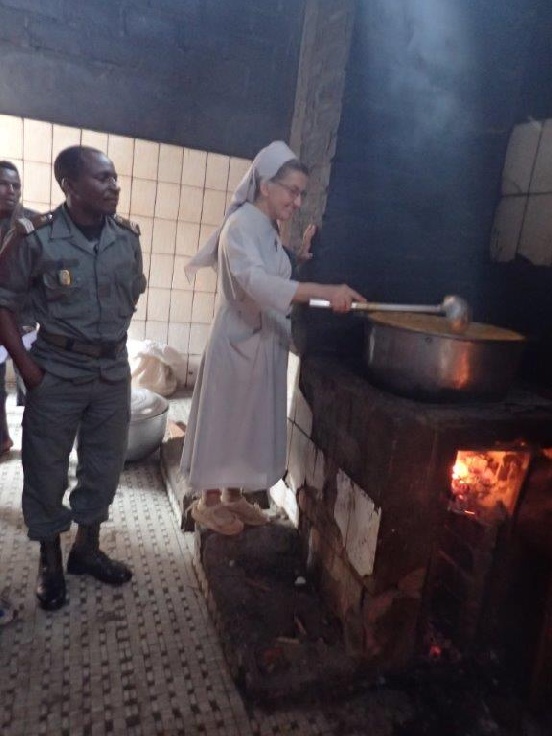 Naprawa kuchni w centralnym więzieniu w Bafoussam (Kamerun)