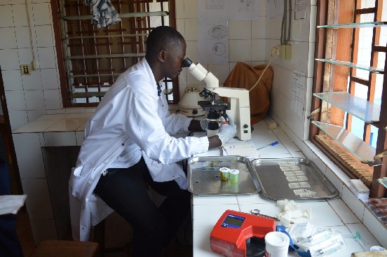 Pomoc dla laboratoriów medycznych w Helocie i Bassar (Togo)