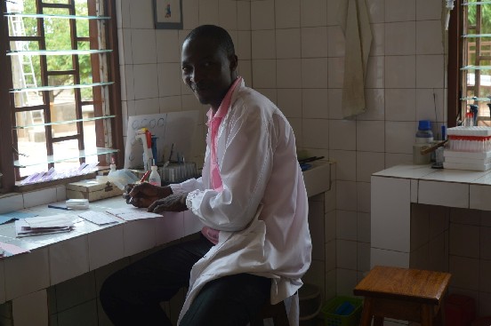 Pomoc laboratoriom w ośrodkach zdrowia (Togo)
