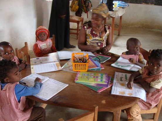 Wynagrodzenie dla nauczycieli wiejskich szkół podstawowych w okolicach Bafoussam (Kamerun)