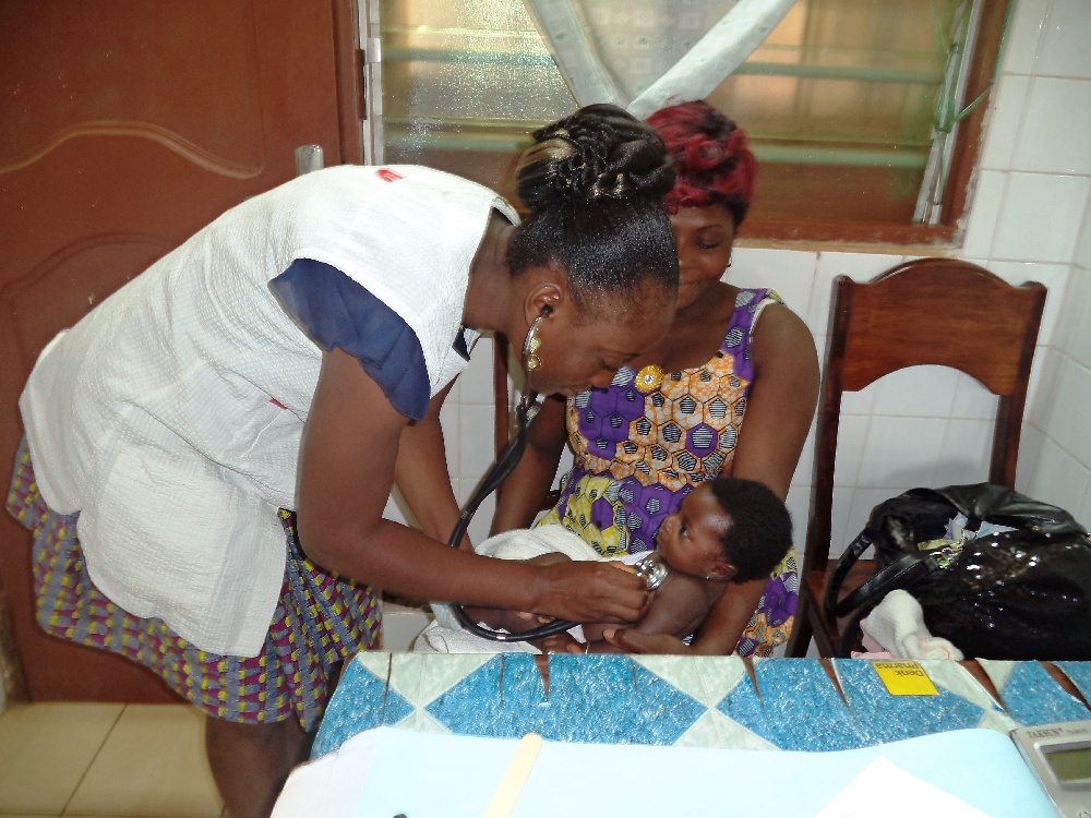 Przenośne USG ratuje życie i zdrowie kobiet w Lome (Togo)