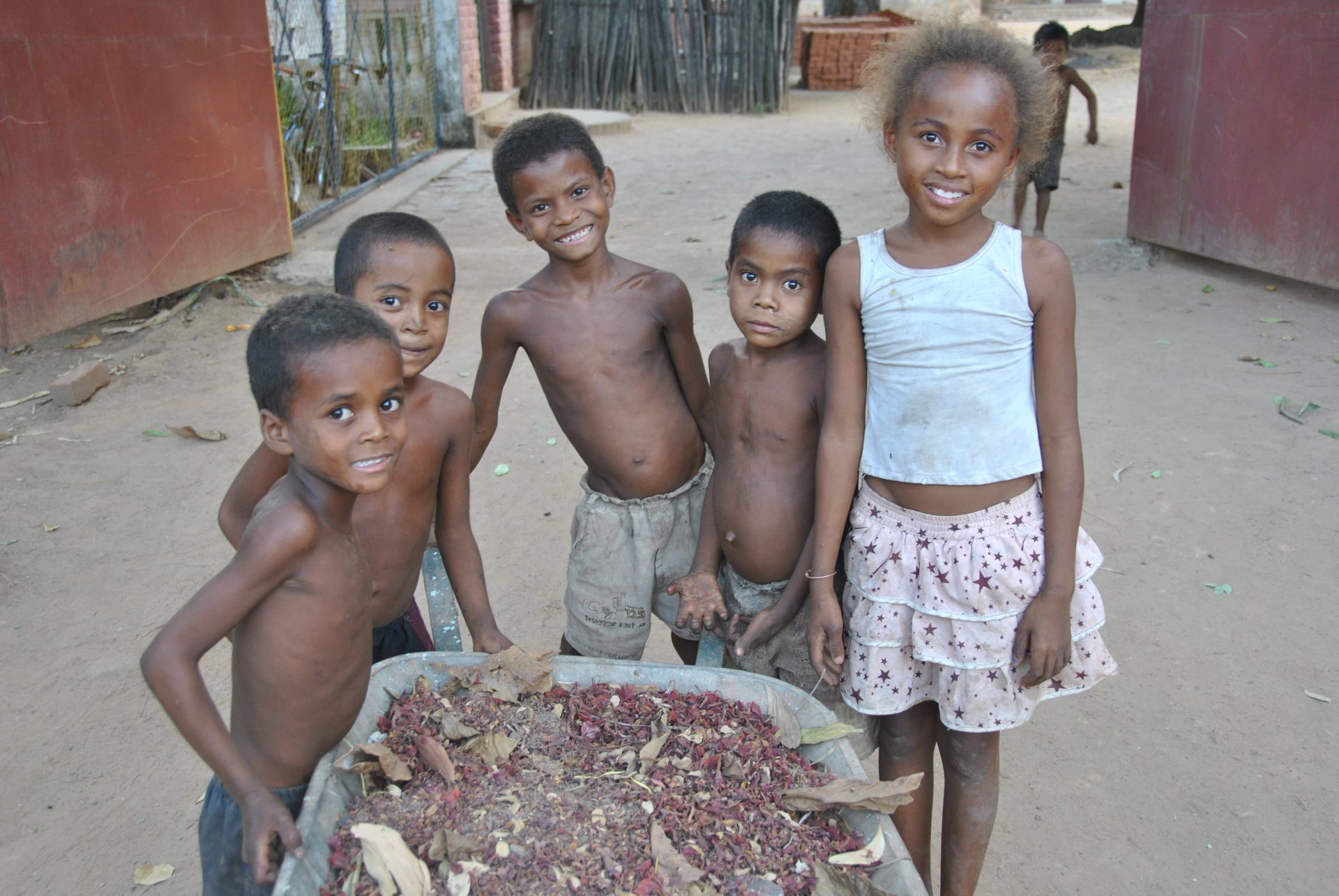 Dożywianie 1500 głodnych dzieci na Madagaskarze