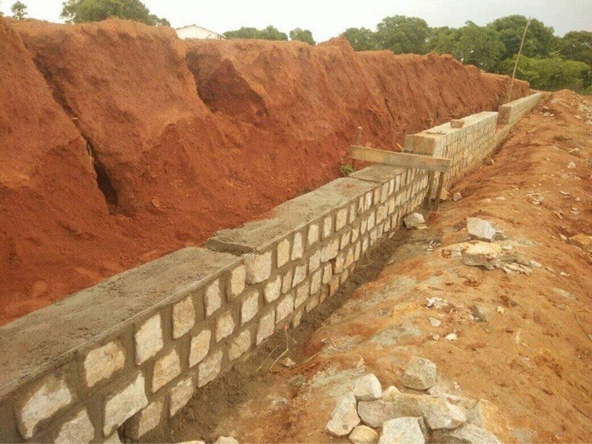 Prace murarskie i nasyp dla szpitala w Mampikony (Madagaskar)