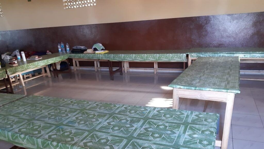 Toalety i wyposażenie stołówki dla szkoły w Nato (Madagaskar)