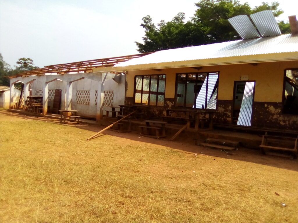Wykończenie dachu szkoły w Djouth (Kamerun)