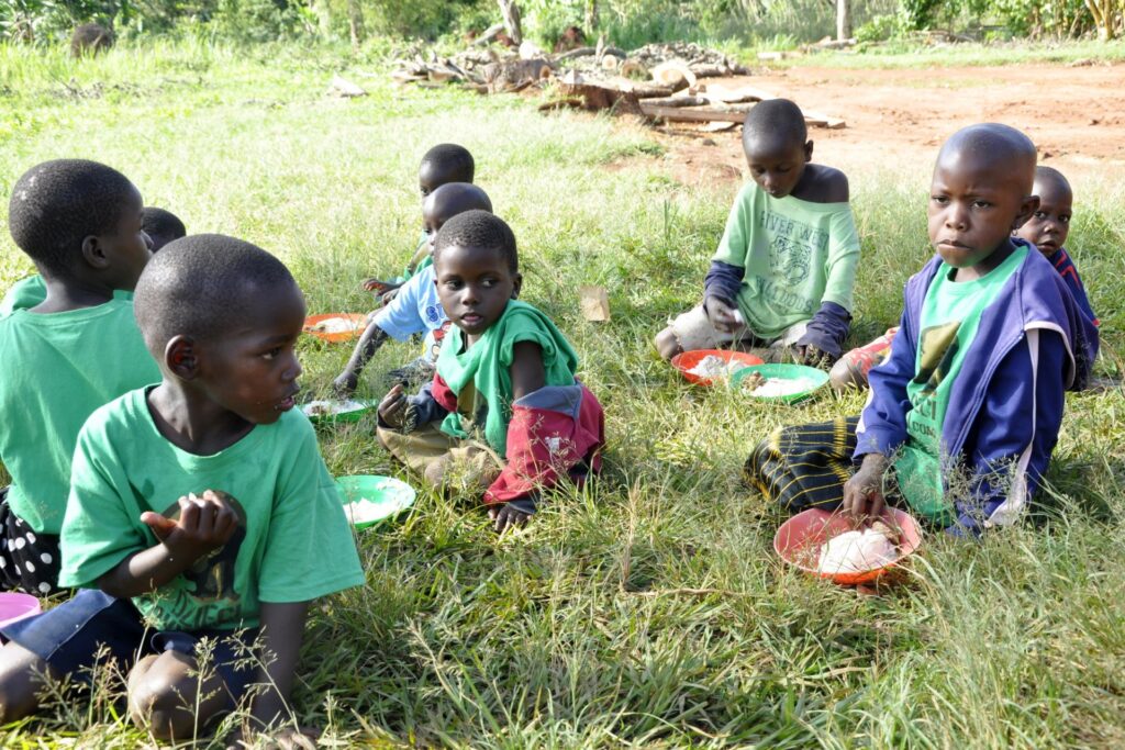 Kuchnia i stołówka przy szkole w Kirrudu (Uganda)