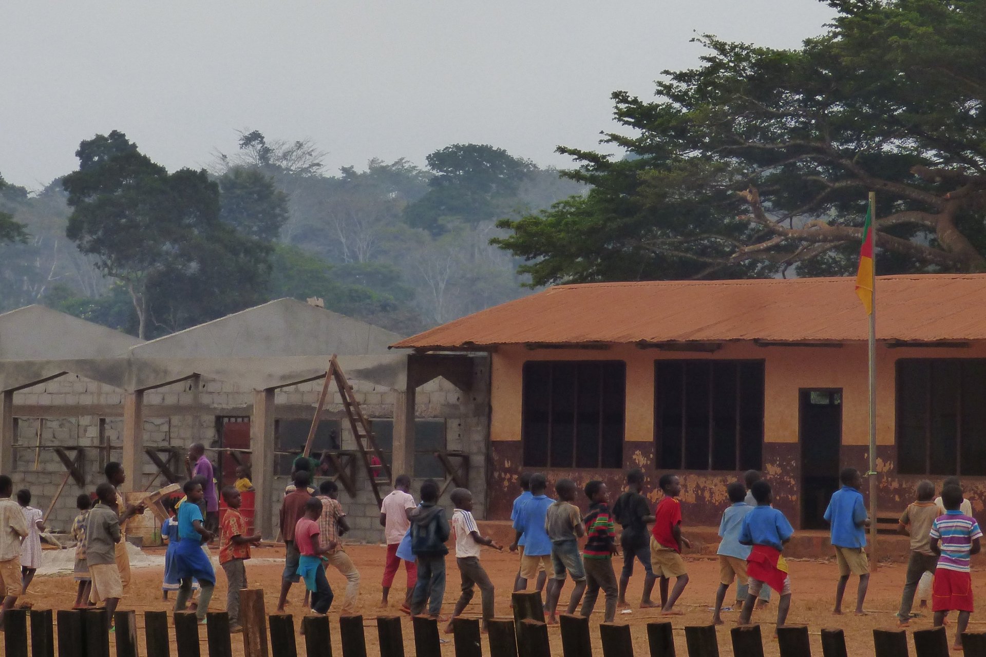 Wykończenie dachu szkoły w Djouth (Kamerun)
