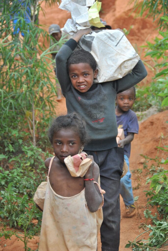 Dożywianie 1550 głodnych dzieci na Madagaskarze