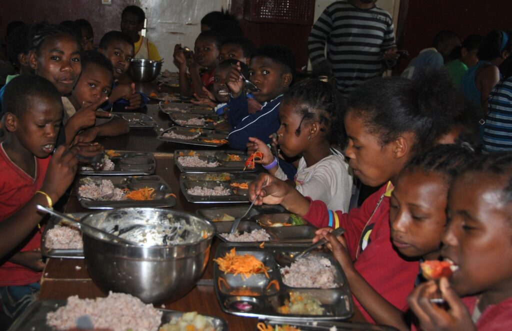 Dożywianie 1550 głodnych dzieci na Madagaskarze