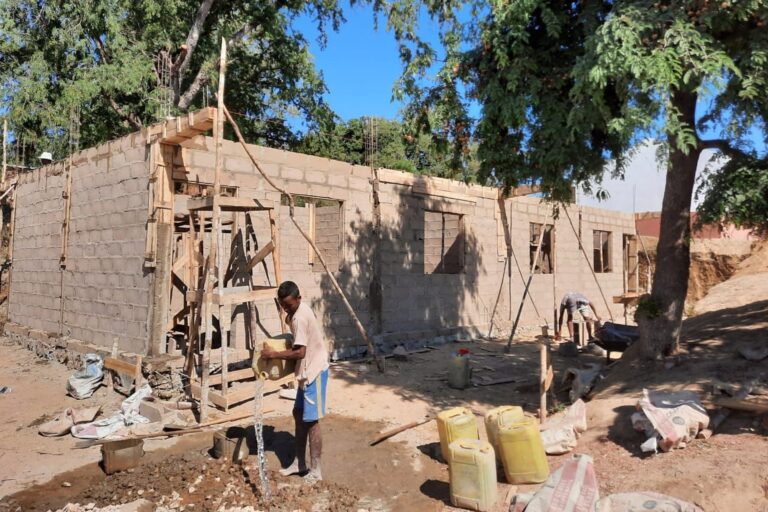 Budowa gimnazjum i liceum w Ankalarobe (Madagaskar)