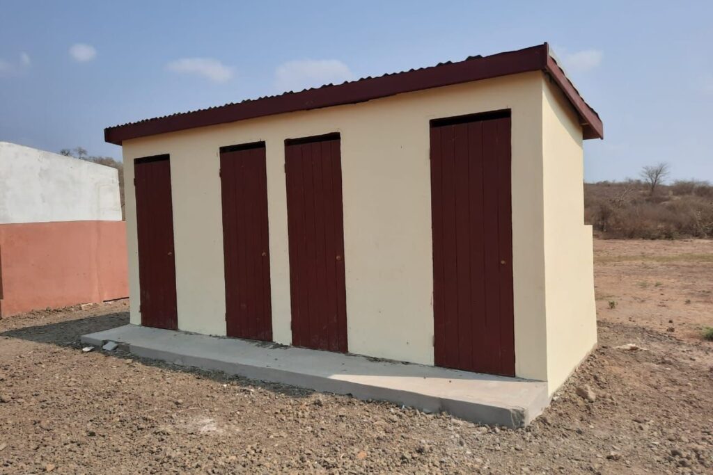 Budowa kompleksu sanitarnego w Ankalarobe (Madagaskar)