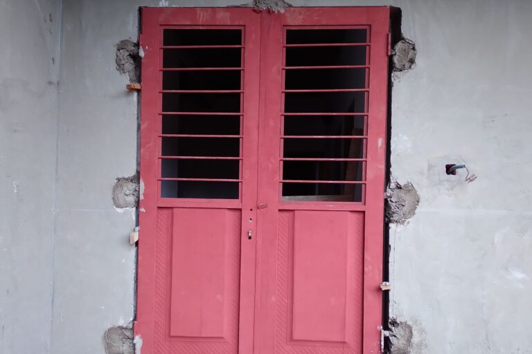 Drzwi dla centrum szkoleniowego w Yaounde (Kamerun)