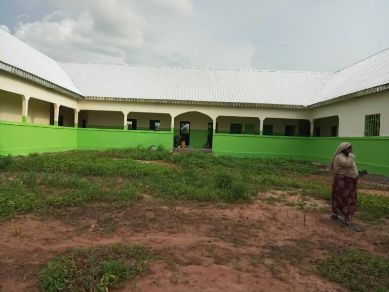 Wykończenie ośrodka zdrowia w Madingring (Kamerun)