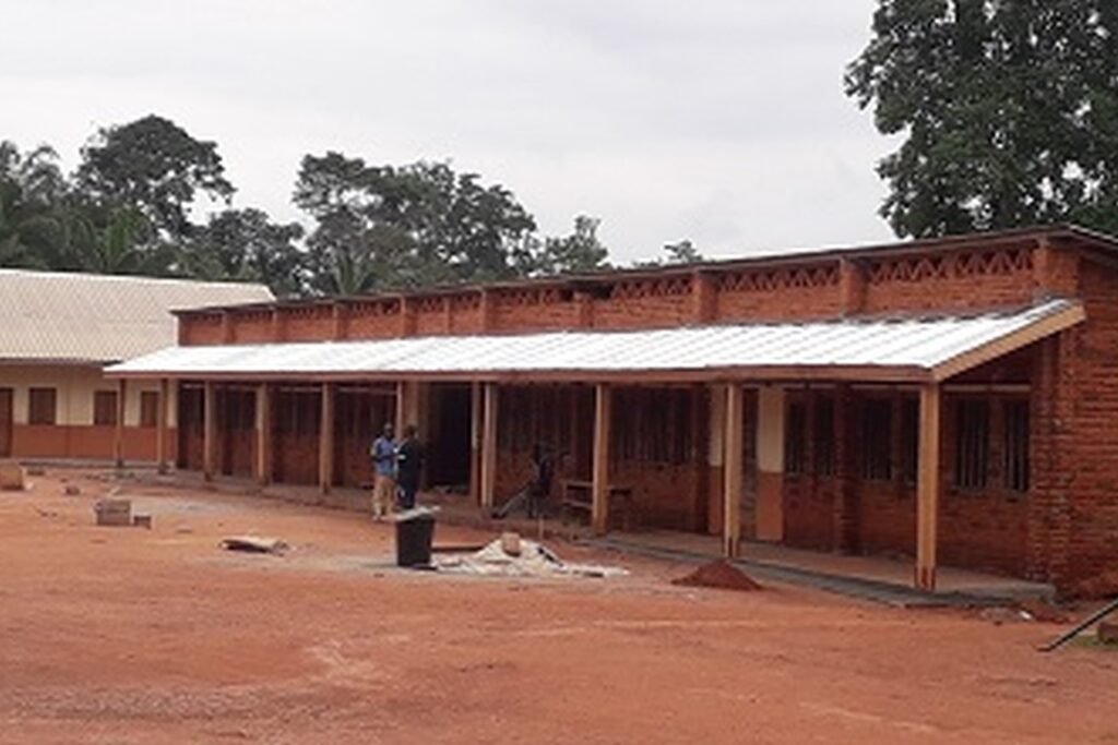 Wsparcie szkoły w Essiengbot (Kamerun)