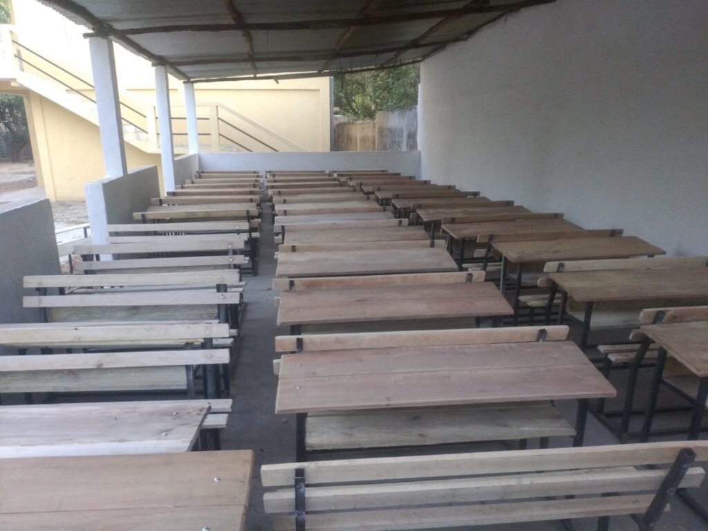 Ławki dla dla szkoły w Mahajanga (Madagaskar)