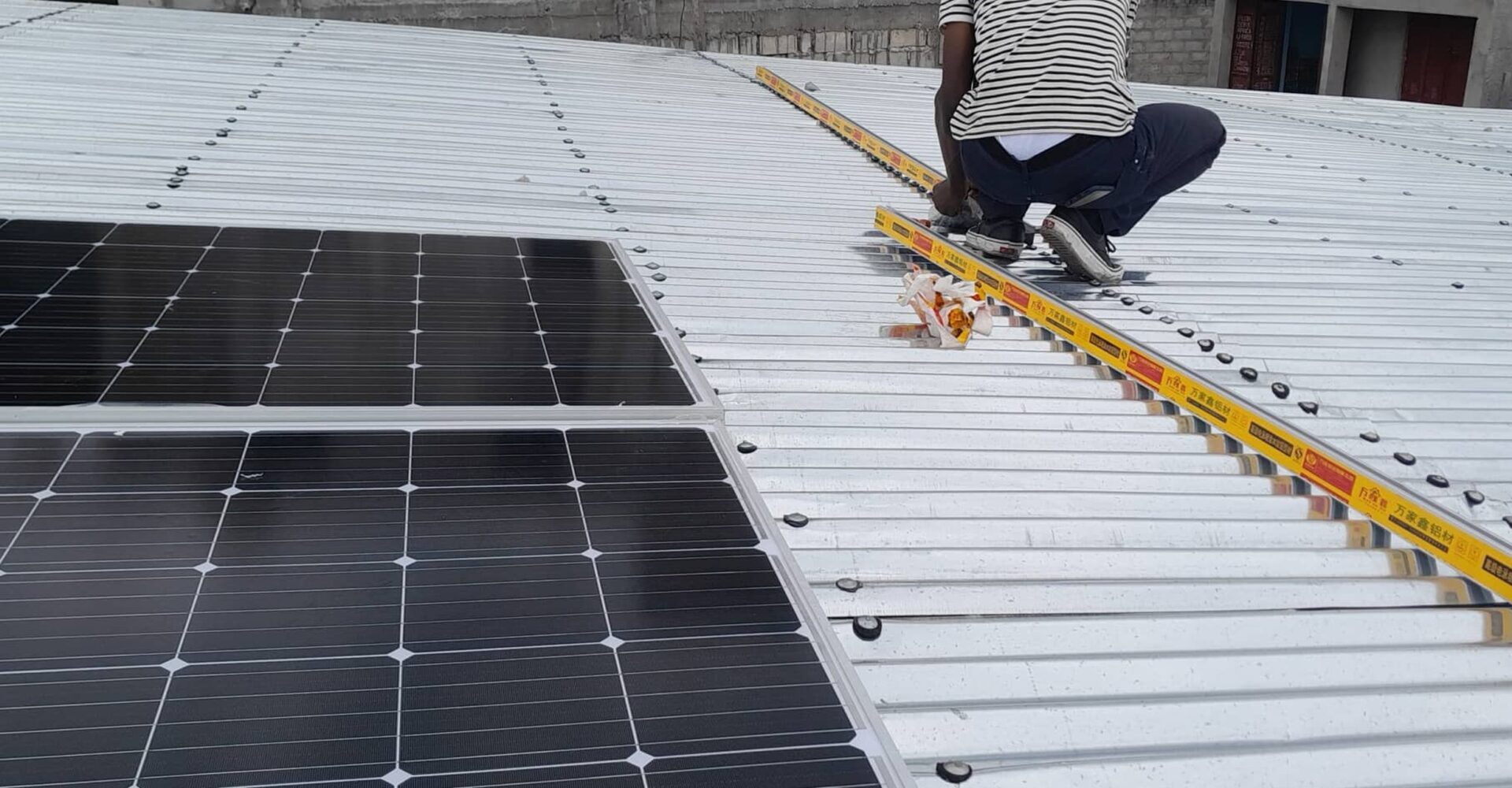 Panele solarne i aptekę dla przychodni lekarskiej w Kinszasie (DR Konga)