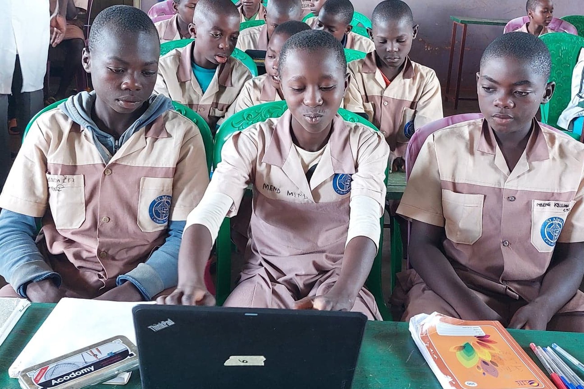 Zakup komputerów dla szkoły w Abong Mbang (Kamerun)