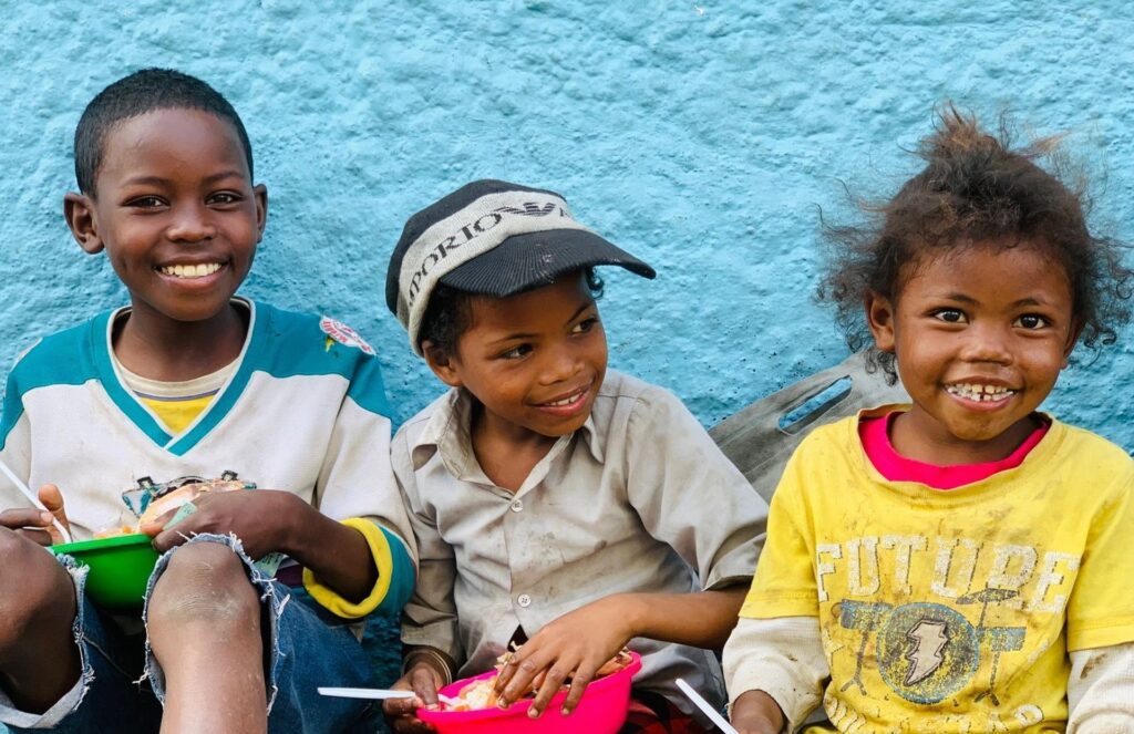 Dożywianie 1700 głodnych dzieci na Madagaskarze