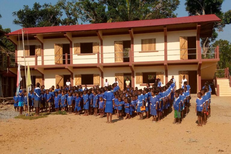 Szkoła i internat w Ambohinihaonana (Madagaskar)