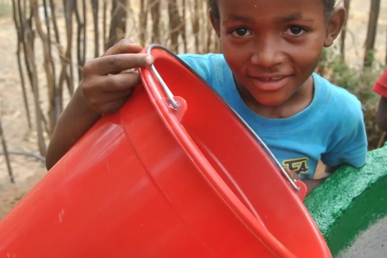 Wiadra dla mieszkańców korzystających z studni na Madagaskarze