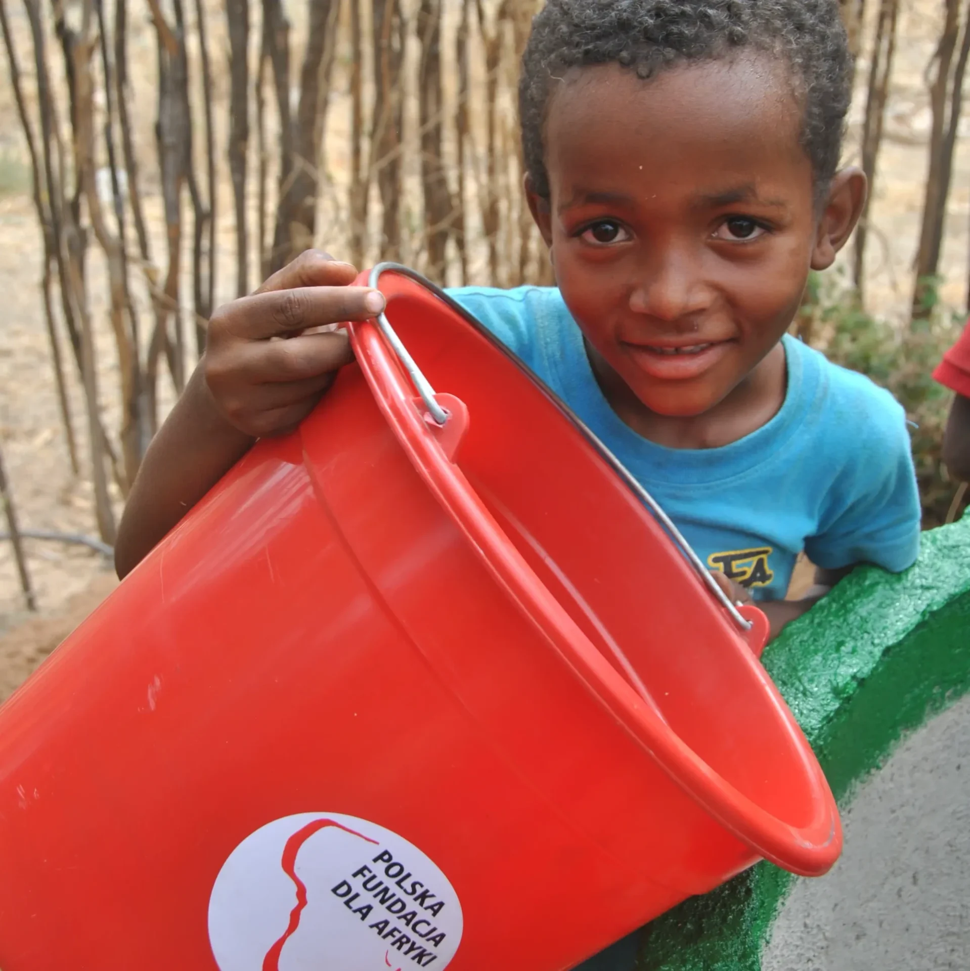 Wiadra dla mieszkańców korzystających z studni na Madagaskarze
