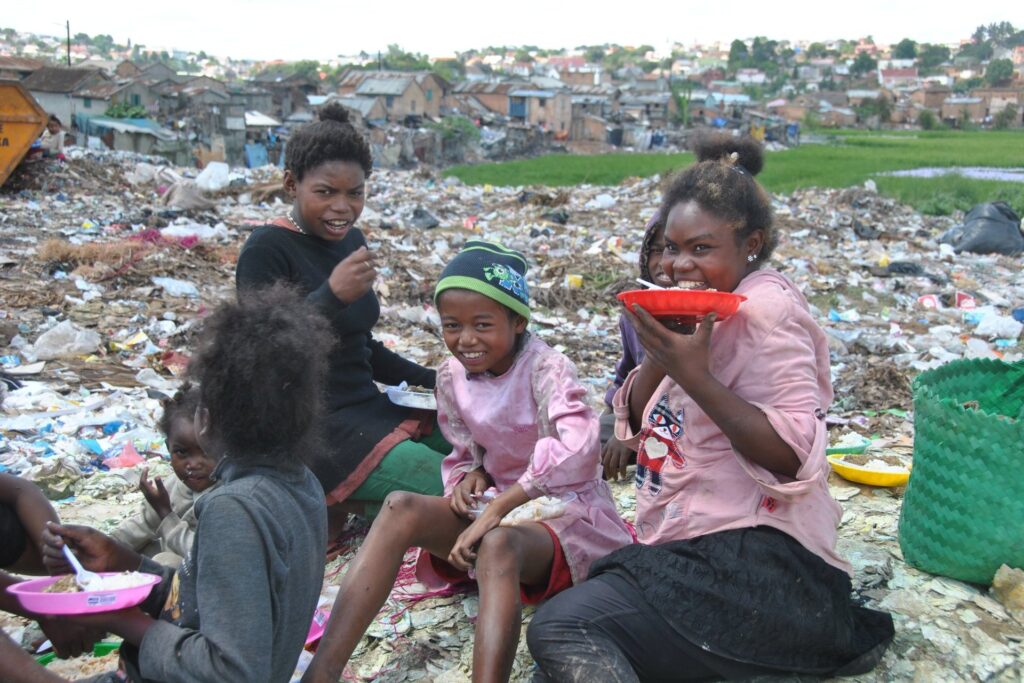 Dożywianie 1760 głodnych dzieci na Madagaskarze