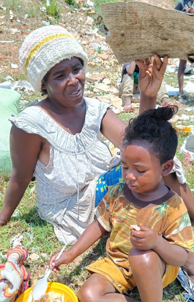 Dożywianie 1760 głodnych dzieci na Madagaskarze