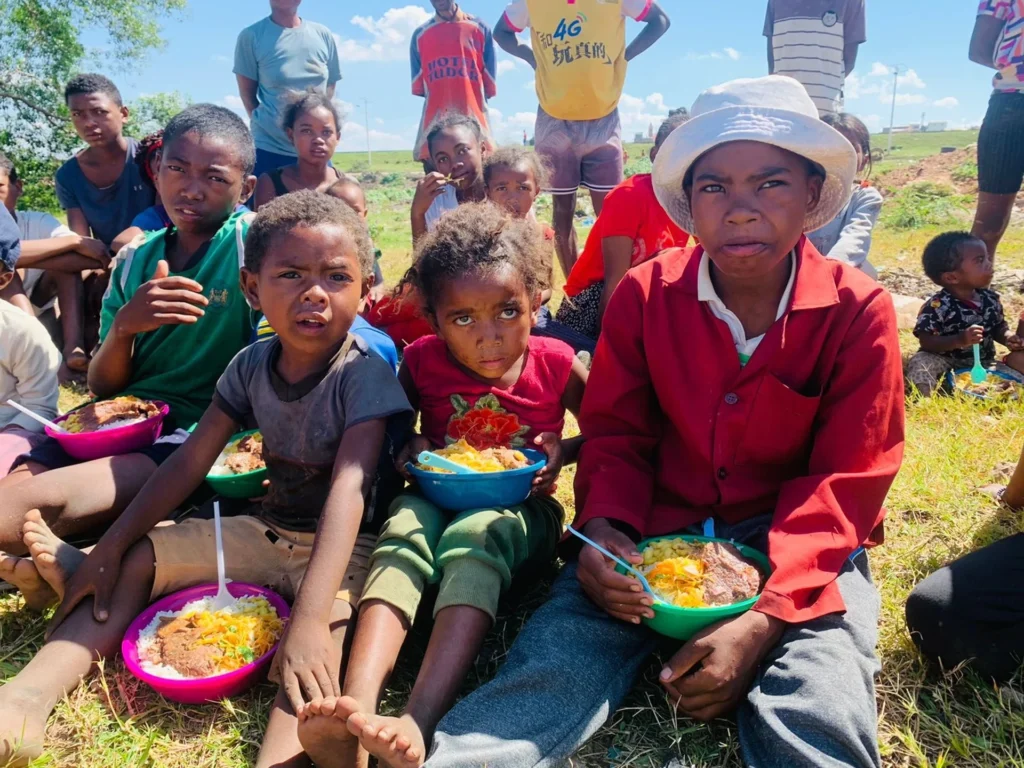 Dożywianie 1760 głodnych dzieci na Madagaskarze