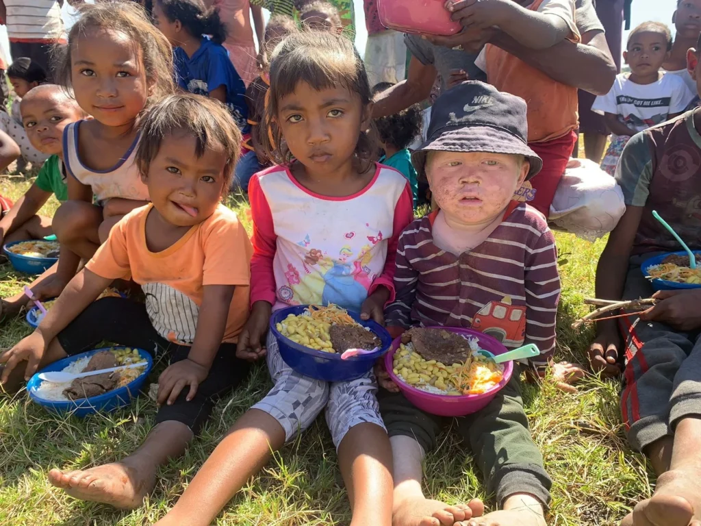 Dożywianie 1760 głodnych dzieci na Madagaskarze