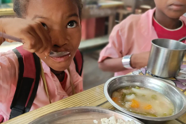 Edukacja i dożywianie dzieci w regionie Mampikony (Madagaskar)