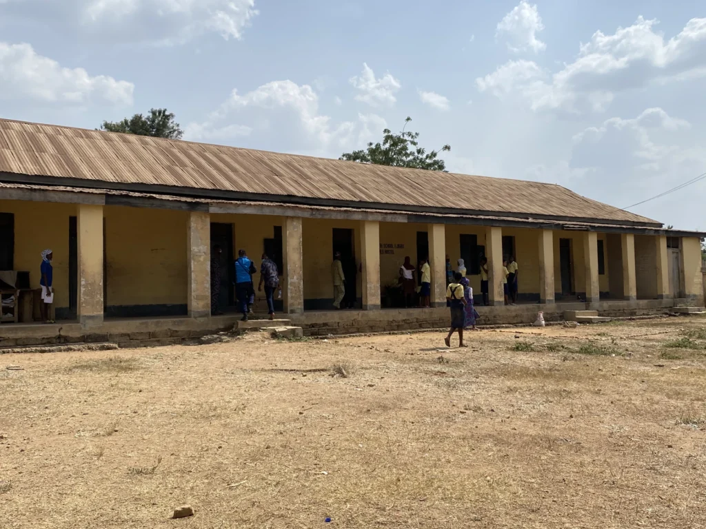 Panele słoneczne dla szkoły podstawowej w Ejigbo (Nigeria)