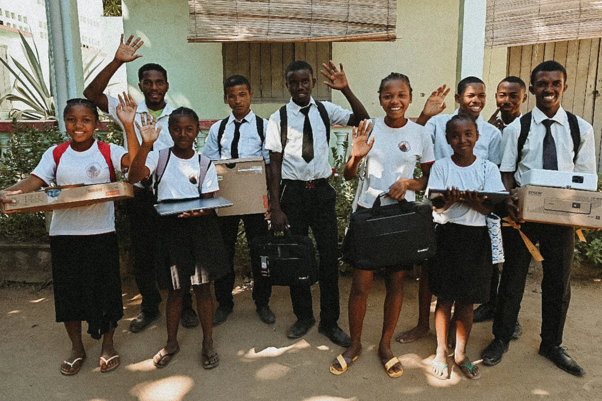 Rzutnik i trzy laptopy dla liceum w Mampikony (Madagaskar)