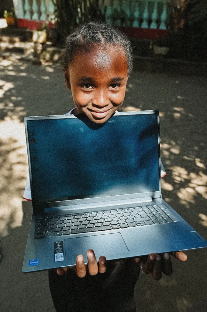 Rzutnik i trzy laptopy dla liceum w Mampikony (Madagaskar)