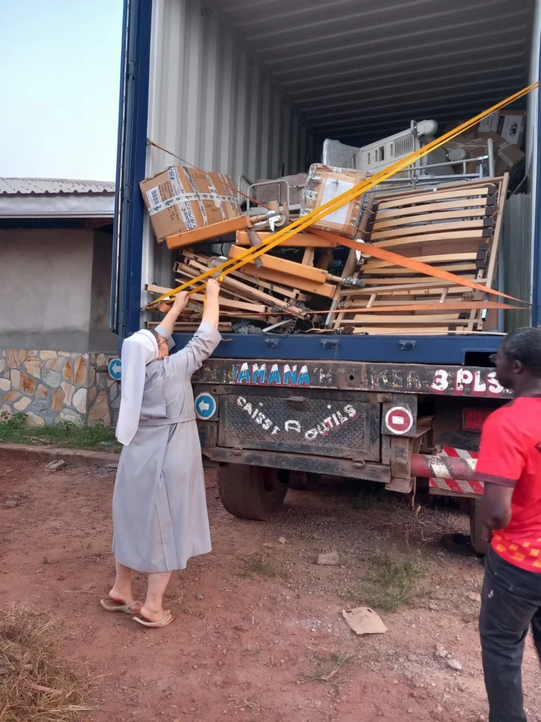 Karetka oraz sprzęt medyczny do przychodni w Abong Mbang (Kamerun)