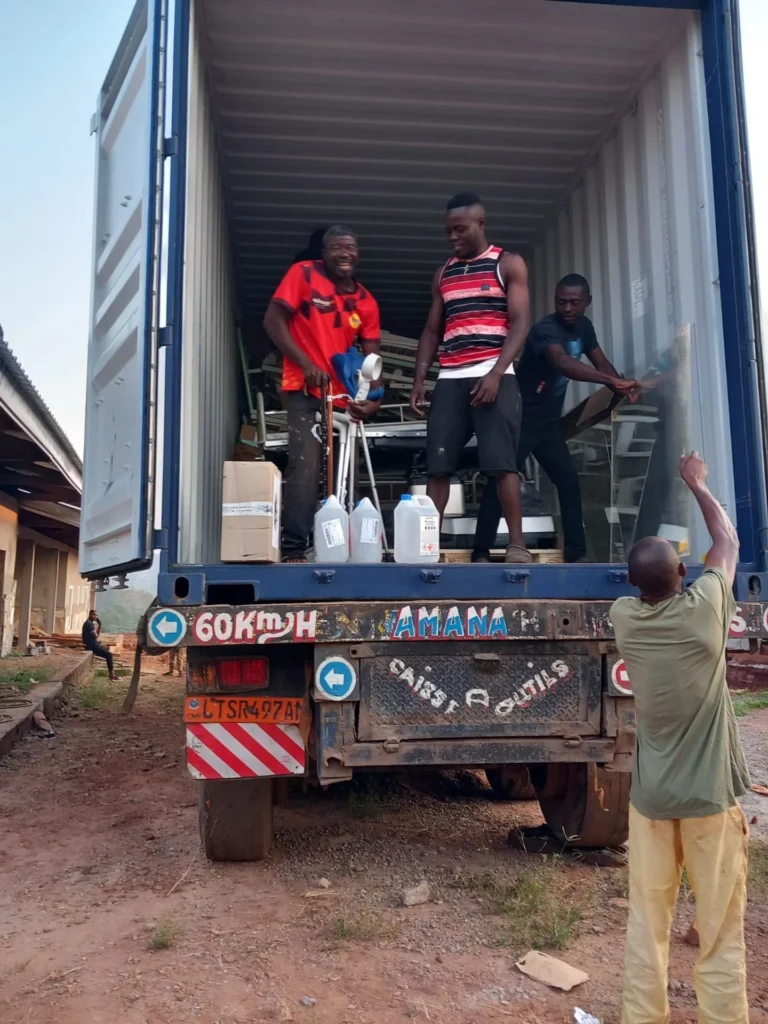 Karetka oraz sprzęt medyczny do przychodni w Abong Mbang (Kamerun)