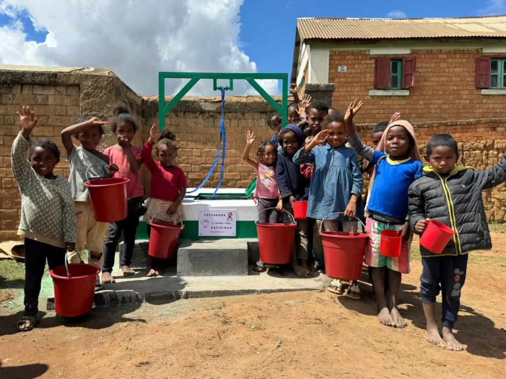 Budowa czterech kolejnych studni w Mampikony (Madagaskar)