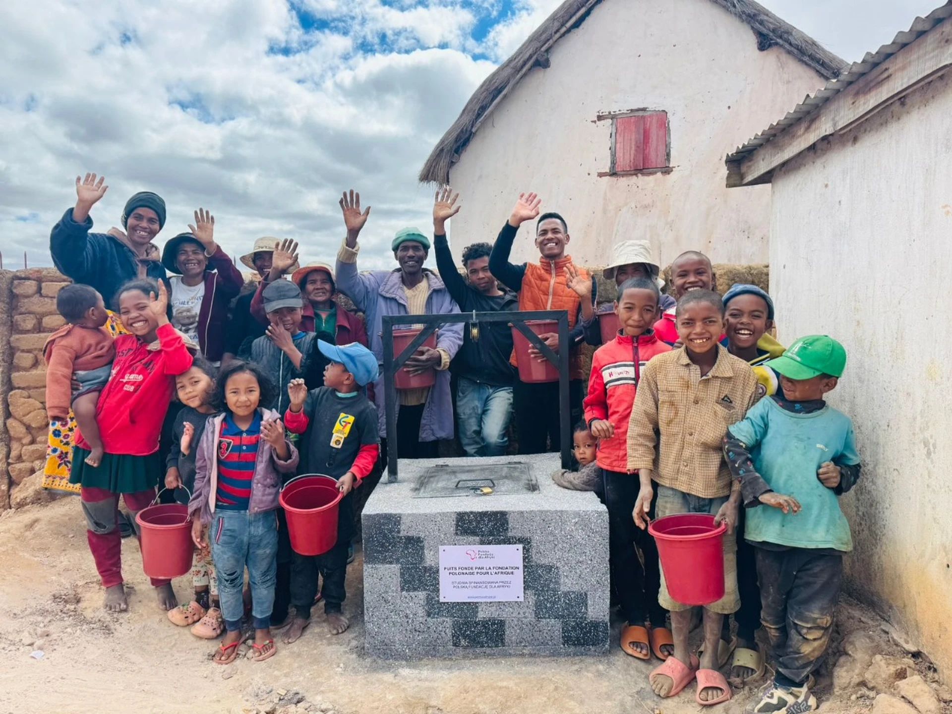 Budowa czterech kolejnych studni w Mampikony (Madagaskar)