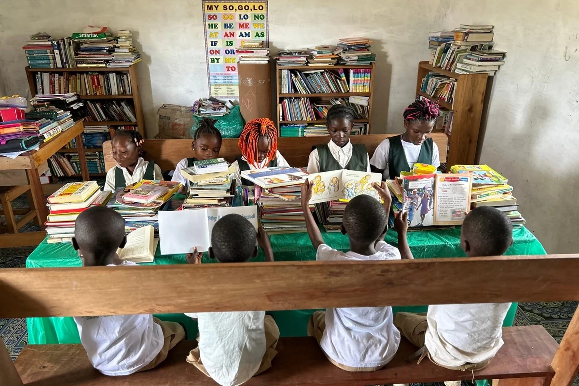 Renowacja klas szkolnych w Kanweaken (Liberia)