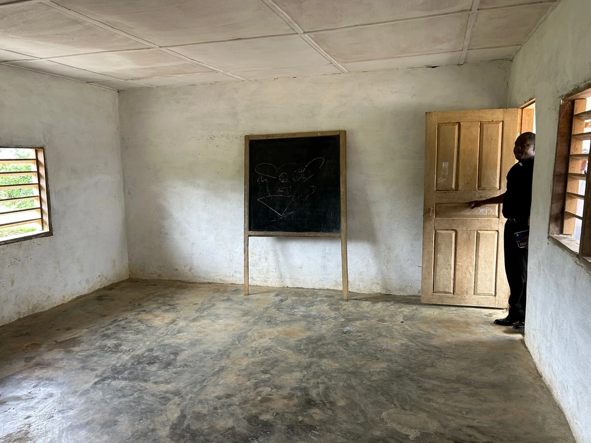 Renowacja klas szkolnych w Kanweaken (Liberia)