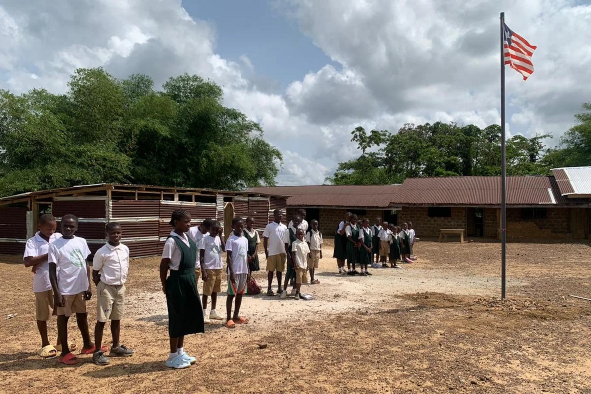Renowacja klas szkolnych w Kanweaken (Liberia)