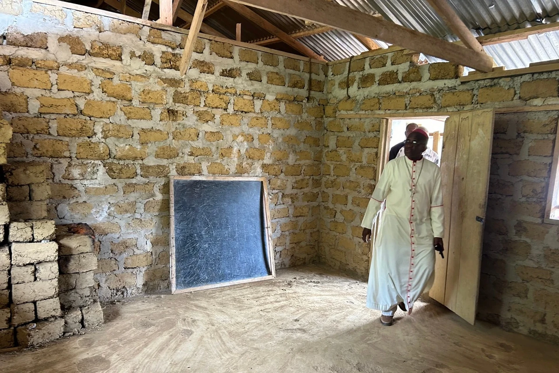 Renowacja klas szkolnych w Kanweaken (Liberia)