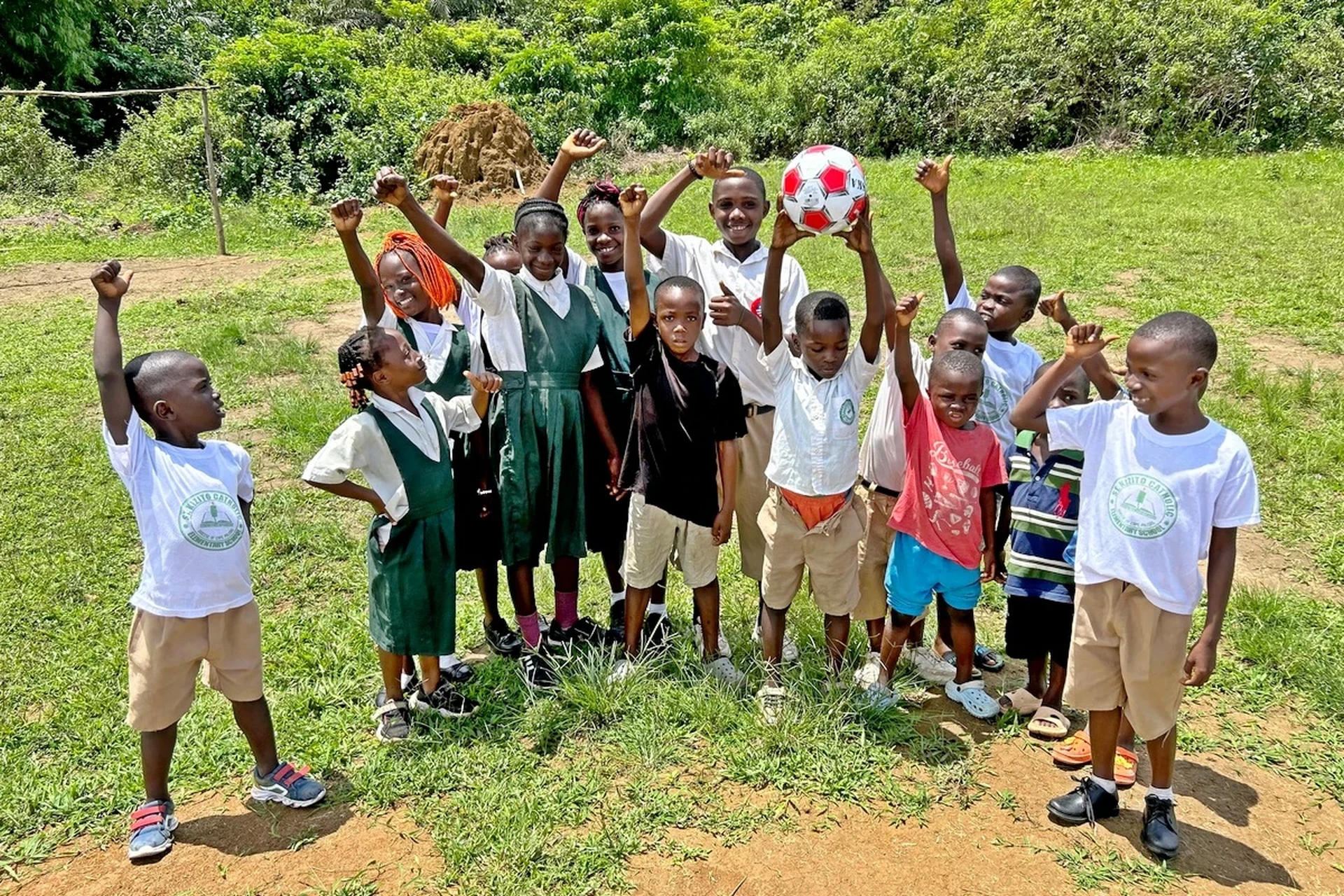 Renowacja klas szkolnych w Kanweaken (Liberia)