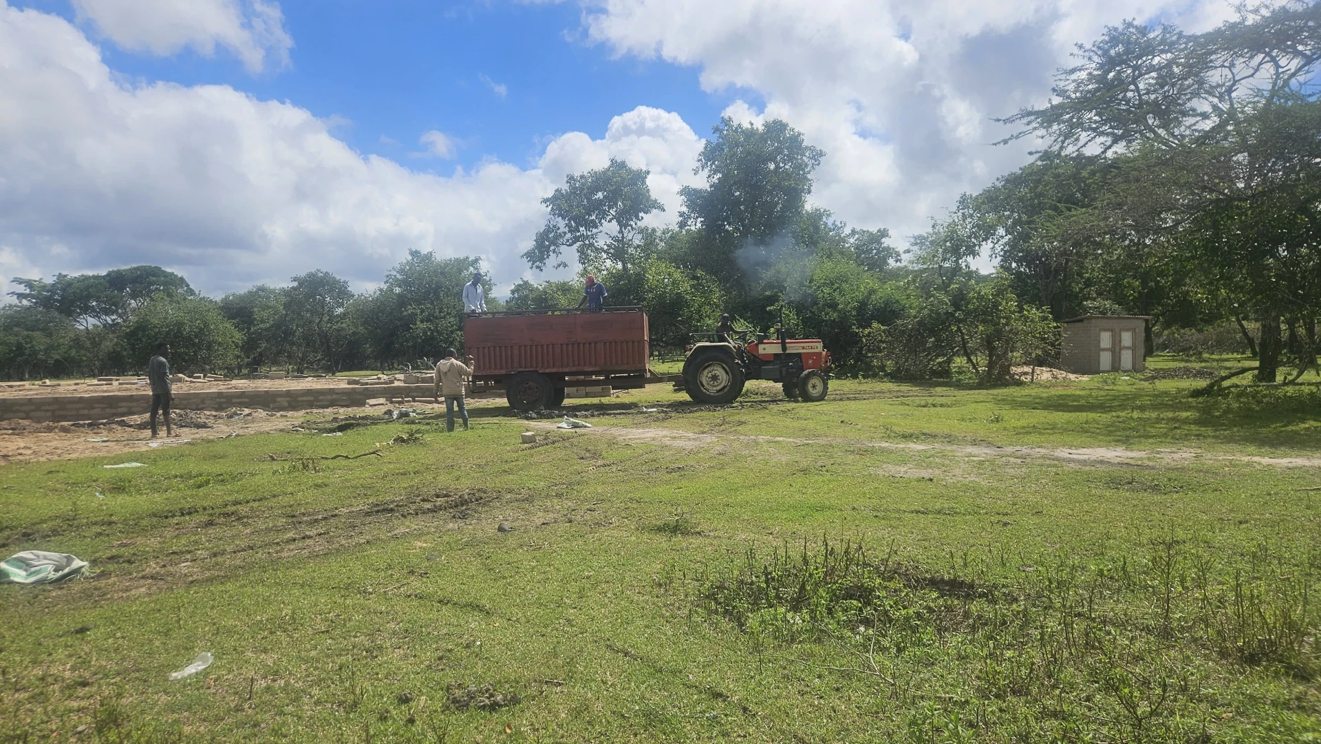 Traktor z pługiem dla mieszkańców regionu Manyara (Tanzania)
