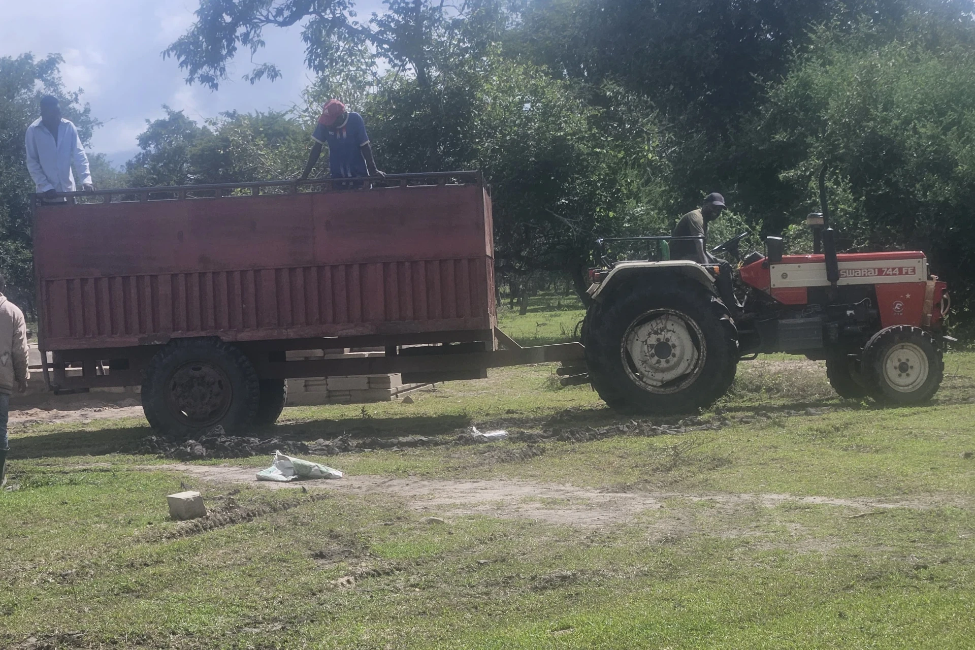 Traktor z pługiem dla mieszkańców regionu Manyara (Tanzania)