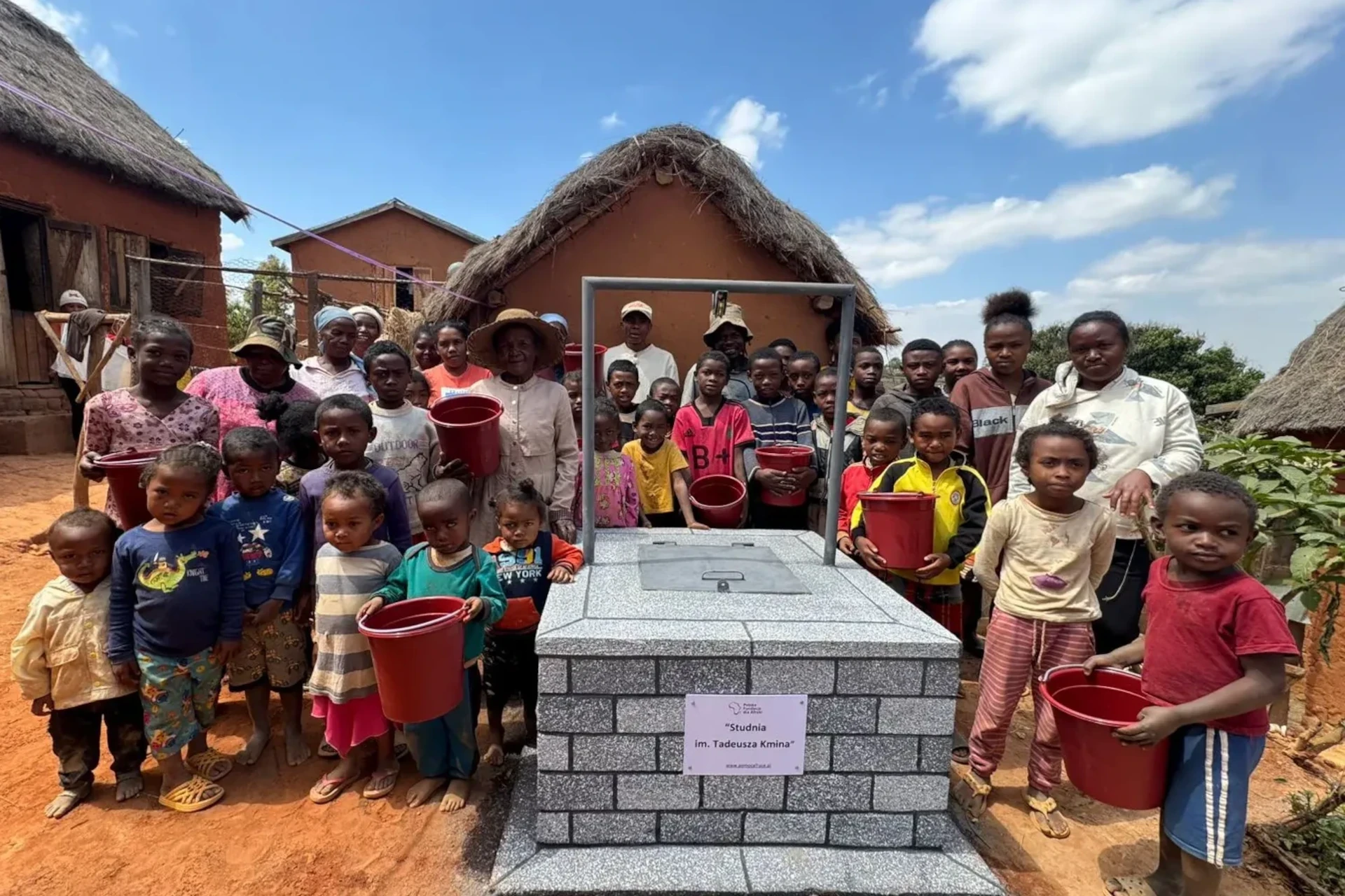 Budowa 9 studni kopanych i 1 głębinowej w regionie Mampikony i Antananarywy (Madagaskar)